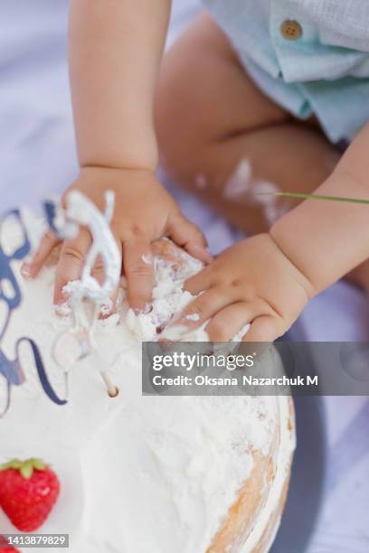 first birthday cake, cake smash outdoors - smash cake stockfoto's en -beelden
