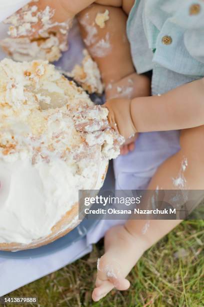 first birthday cake, cake smash outdoors - crush foot stock pictures, royalty-free photos & images