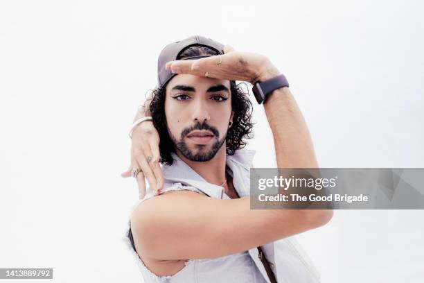 non binary person vogue dancing in studio - darstellender-künstler stock-fotos und bilder