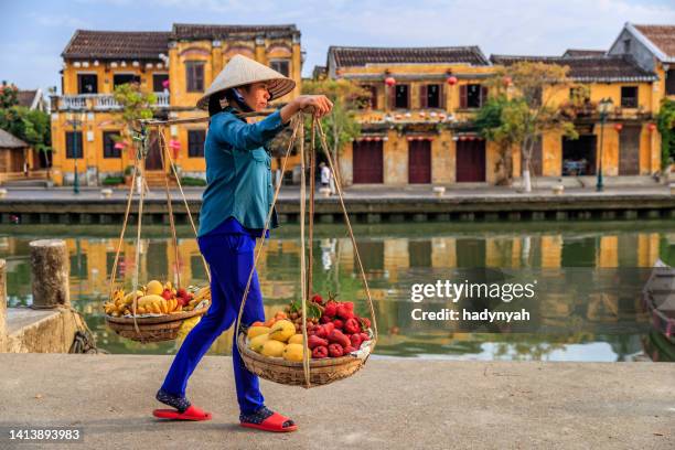 vietnamese woman selling tropical fruits, old town in hoi an city, vietnam - pretty vietnamese women 個照片及圖片檔