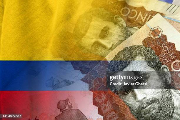 colombian pesos cash bills and colombia flag - colombian peso stock pictures, royalty-free photos & images