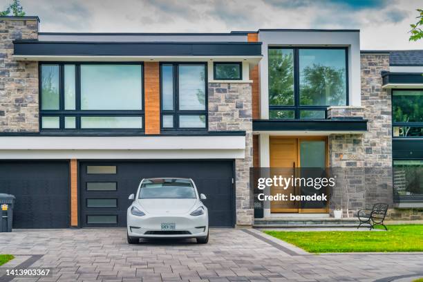 modern house canadá - camino de entrada fotografías e imágenes de stock