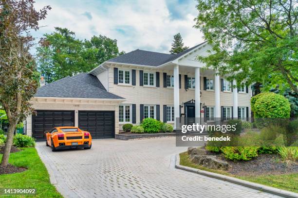 luxury house car mississauga canada - oprit stockfoto's en -beelden
