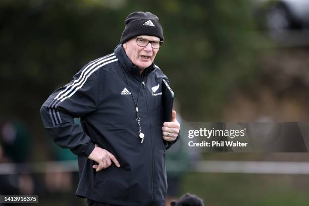 Assistant coach Mike Cron looks on during a New Zealand Black Ferns training session on August 10, 2022 in Auckland, New Zealand.