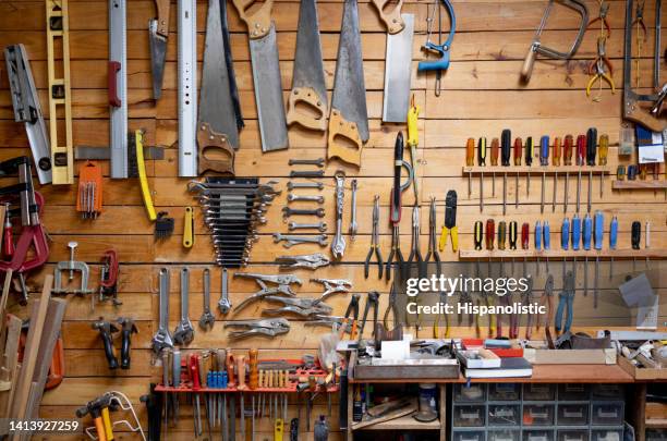 herramientas colgadas en un taller de carpintería - instrumentos fotografías e imágenes de stock