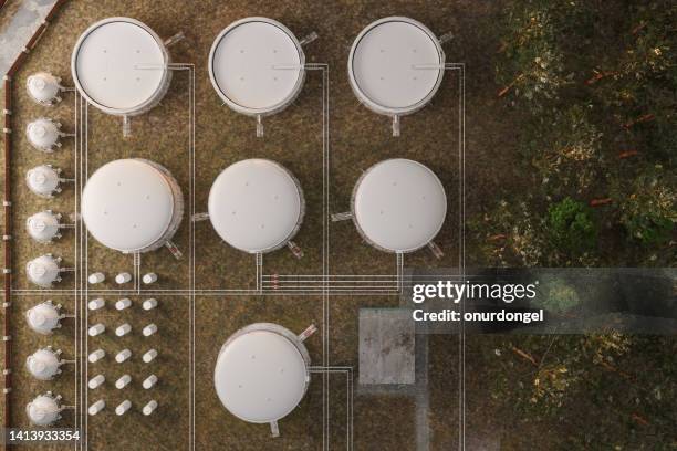 luftaufnahme einer petrochemischen gasanlage mit gaslagertanks - storage tank stock-fotos und bilder