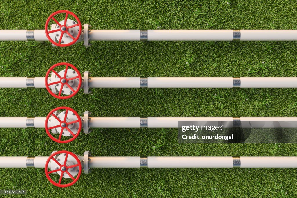 Vista aerea delle valvole di linea del gas o del tubo sull'erba