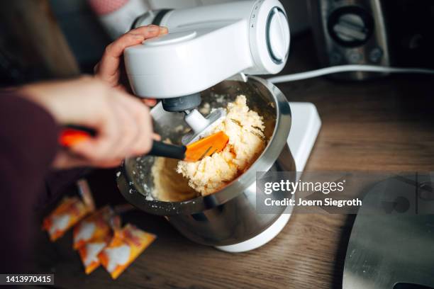 keksteig in einer küchenmaschine - souffle stock pictures, royalty-free photos & images