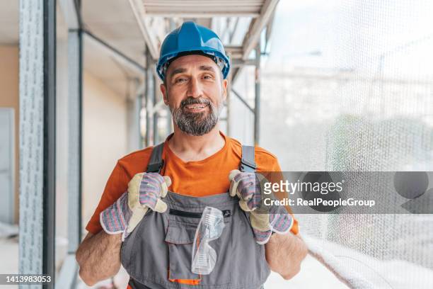 happy to make other people happy - construction worker pose imagens e fotografias de stock