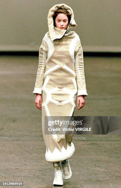 Model walks the runway during the Issey Miyake Ready to Wear Fall/Winter 1999-2000 fashion show as part of Paris Fashion Week on March 11, 1999 in...