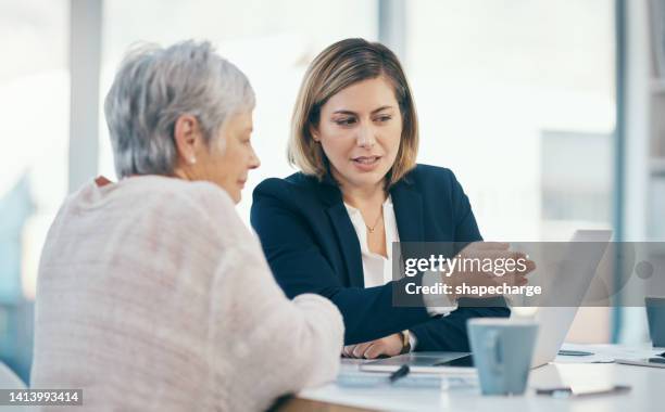 mujer mayor hablando con agente legal y consultor sobre el documento patrimonial en una computadora portátil. el pensionista mayor, maduro y envejecido recibe dinero para la jubilación. discutir el contrato de inversión o liquidación. - live project fotografías e imágenes de stock