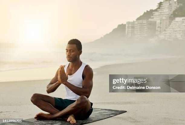 690 fotos de stock e banco de imagens de Male Yoga Poses - Getty