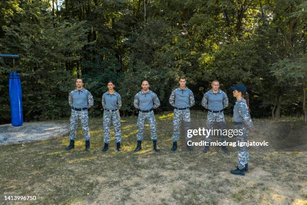 los reclutas reciben un entrenamiento básico, dirigido por la sargento - mercenario fotografías e imágenes de stock