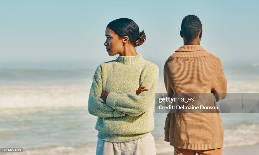 Paar-, Beziehungs- und Eheprobleme beim gemeinsamen Reisen und Verbringen von Zeit am Strand. Verärgerter, unglücklicher und wütender Mann und Frau, die sich nach einem Kampf, Streit oder Streit gegenseitig ignorieren