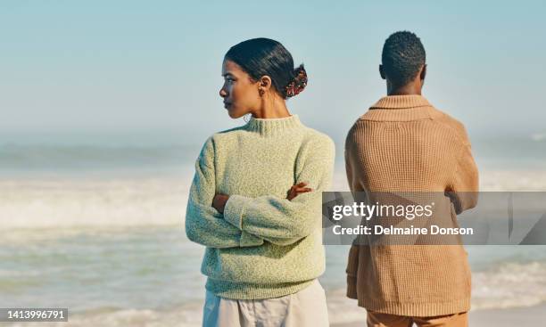 casal, relacionamento e problemas de casamento enquanto viajam juntos e passam um tempo na praia. homem e mulher chateados, infelizes e irritados ignorando um ao outro após uma briga, discutindo ou brigando - fim-de-relacionamento - fotografias e filmes do acervo
