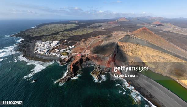 luftaufnahme des vulkansees el golfo (laguna de los clicos oder charco verde), lanzarote, kanarische inseln, spanien - dormant volcano stock-fotos und bilder