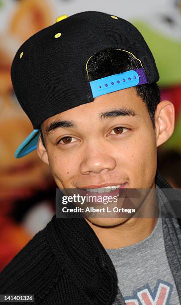 Actor Roshon Fegan arrives for "The Muppet" Los Angeles Premiere held at the El Capitan Theatre on November 12, 2011 in Hollywood, California.