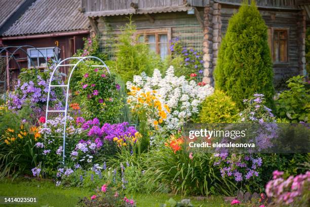 hermoso jardín ornamental (casa) - garden decoration fotografías e imágenes de stock