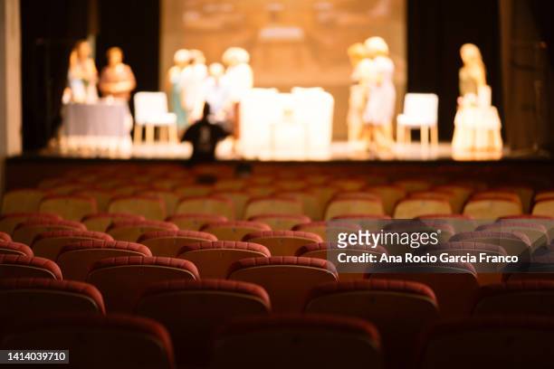 empty theater red seats during a
rehearsal session - premiere of vertical entertainments in darkness arrivals stockfoto's en -beelden