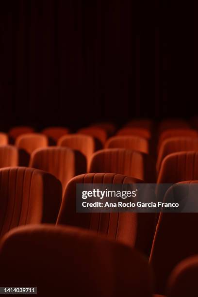 empty theater red seats - industria teatrale foto e immagini stock