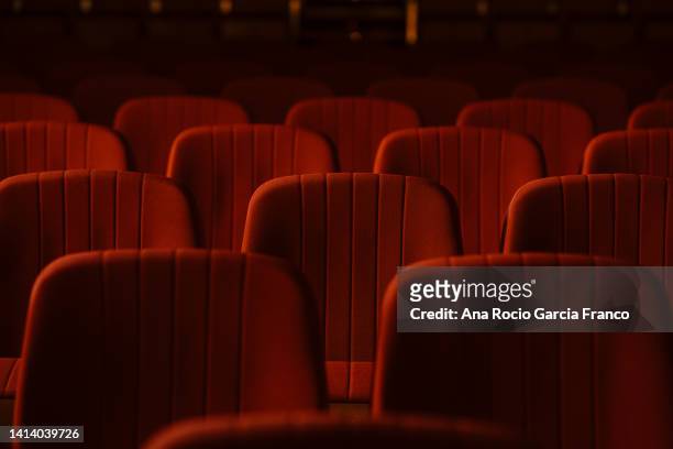 empty theater red seats - filmindustrie stock-fotos und bilder