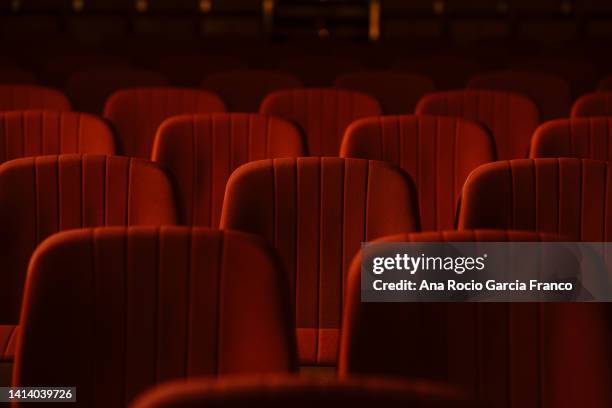 empty theater red seats - asiento fotografías e imágenes de stock