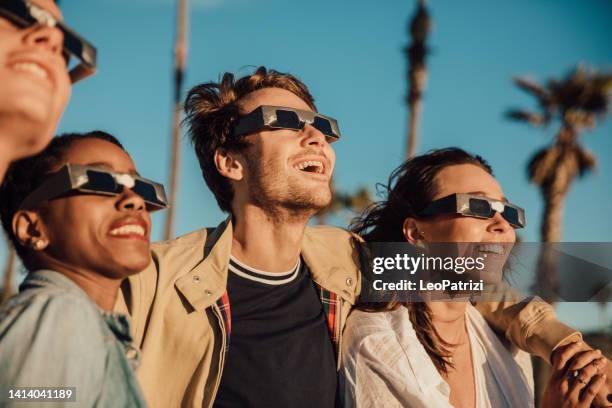 amici che guardano l'eclissi solare - eclissi solare foto e immagini stock