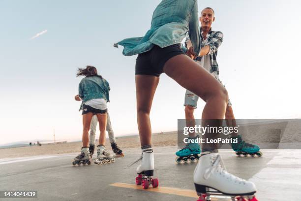 amigos patinando en la playa en california - inline skating fotografías e imágenes de stock