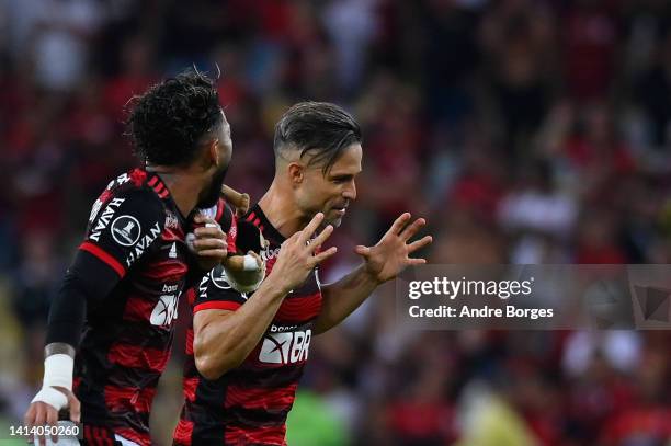 Gabriel Barbosa and Diego Ribas of Flamengo celebrate after winning a Copa Libertadores quarter final second leg match between Flamengo and...