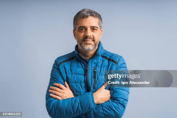 ritratto di uomo di mezza età che indossa un cappotto blu - real people foto e immagini stock