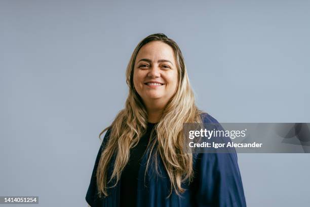 ritratto di una donna sorridente in studio - real people foto e immagini stock