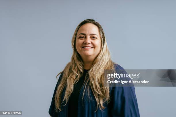 portrait of a smiling woman in the studio - real people stockfoto's en -beelden