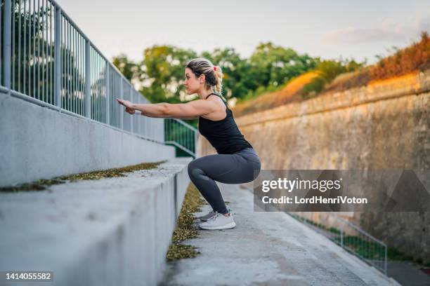 mujer haciendo sentadillas - gluteos fotografías e imágenes de stock