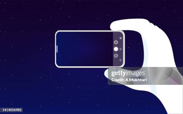 astronaut, der ein foto mit einem smartphone macht. - astronaut vector stock-grafiken, -clipart, -cartoons und -symbole