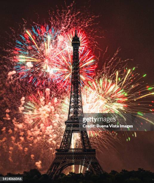 paris. fireworks over the eiffel tower - bastille day fireworks at the eiffel tower in paris stock pictures, royalty-free photos & images