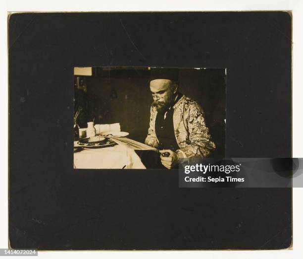 Portrait of Paul Verlaine, reading, Willem Witsen , Amsterdam paper, photographic support, height 106 mm × width 160 mm.