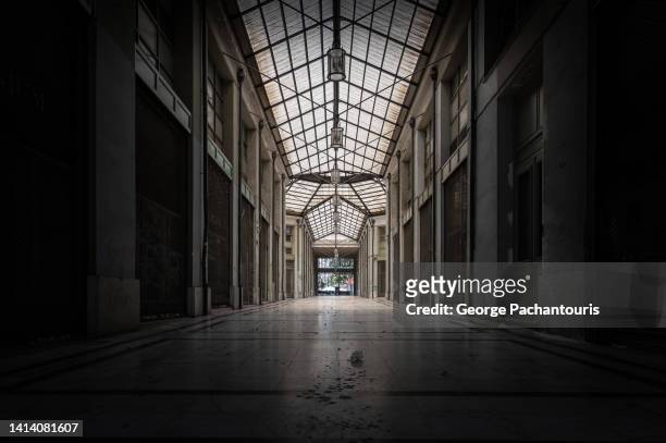 low angle view of an old and abandoned shopping mall - abandoned store stockfoto's en -beelden