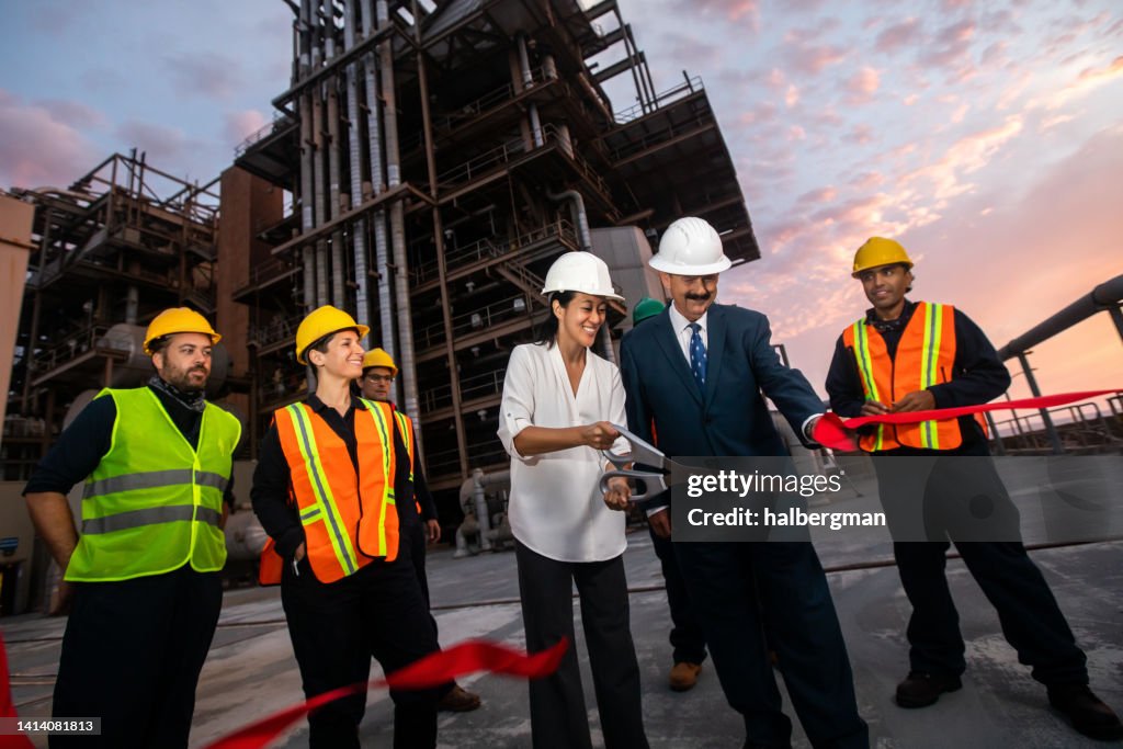 Gerentes o políticos cortando cinta en planta de energía