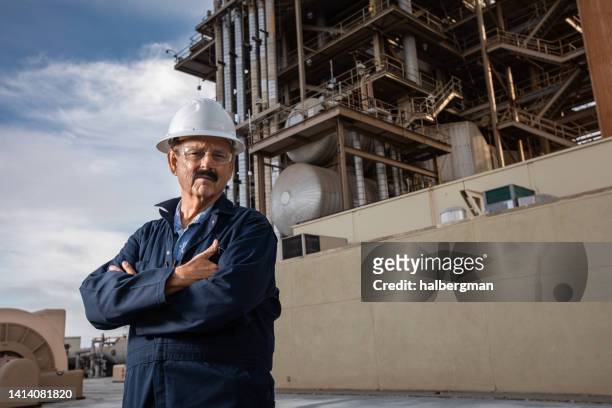 porträt des vorarbeiters außerhalb des kraftwerks - senior blaumann stock-fotos und bilder