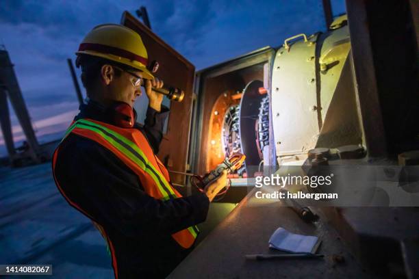 electrical engineer working at power plant at night - electrician 個照片及圖片檔