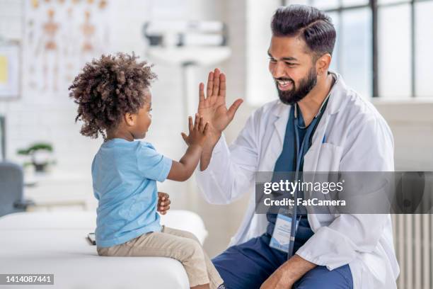 high-five pour le médecin - pédiatre photos et images de collection