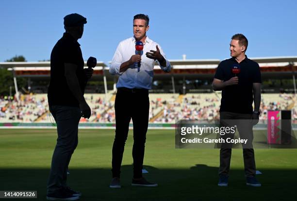 Sky Sports commentators Kevin Pietersen and Eoin Morgan during the The Hundred match between Birmingham Phoenix Men and Southern Brave Men at...