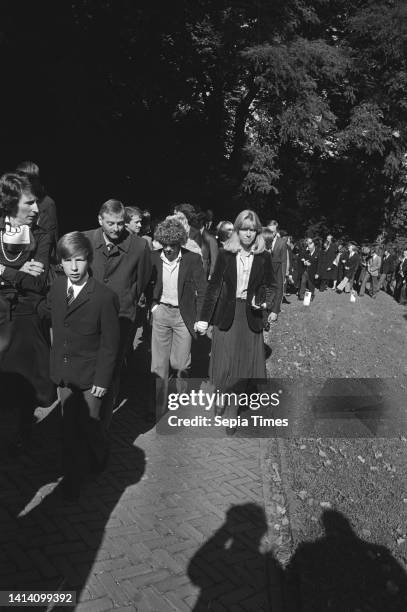 Cremation of racing driver Rob Slotemaker; attendees include Jan Lammers, September 20 cremations, public, The Netherlands, 20th century press agency...