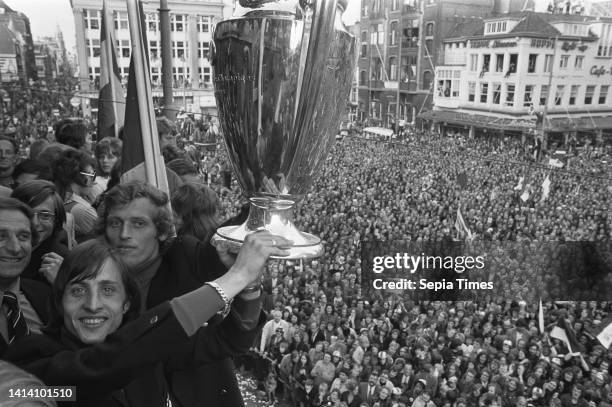 Ajax players Johan Cruijff and Piet Keizer with the cup, June 1 inaugurations, sports, soccer, The Netherlands, 20th century press agency photo, news...