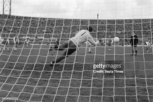 Ajax striker Ruud Geels scores the 1-0 from a penalty shot, April 24 ball games, sports, soccer, The Netherlands, 20th century press agency photo,...