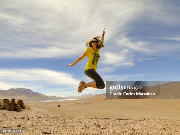 tourist in the atacama desert - antofagasta stockfoto's en -beelden