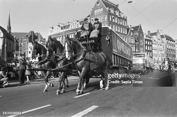 Contrasts in Transport organized by Stichting Paard en Koets in Amsterdam; moving truck with three horses on Dam Square, October 12 The Netherlands,...