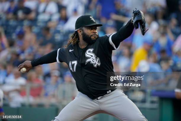 Johnny Cueto of the Chicago White Sox pitches in the first inning against the Kansas City Royals at Kauffman Stadium on August 10, 2022 in Kansas...