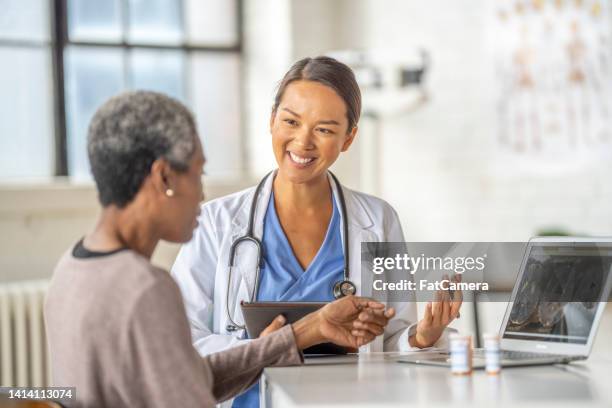 senior en una cita médica - neurocirugia fotografías e imágenes de stock