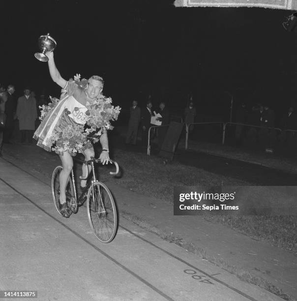 Koch champion of the Netherlands on the track 1963. Van der Touw champion of the Netherlands. Sprint amateurs, June 17 1963, AMATEURS, champions,...